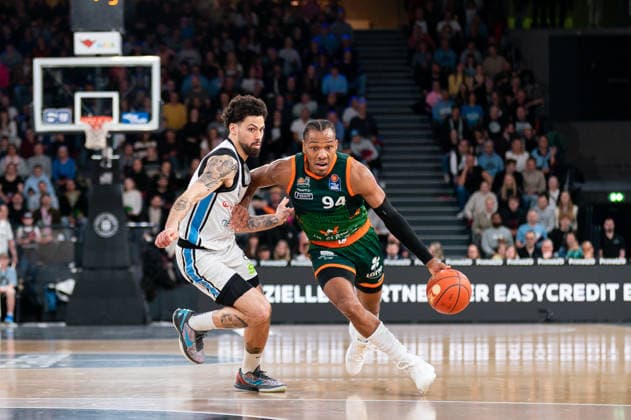 George King (Gladiators Trier, 94) im Dribbling gegen Devon Daniels (Veolia Towers Hamburg, 21), GER, Veolia Towers Hamburg vs VET-CONCEPT Gladiators Trier, Basketball, Bundesliga, Spieltag 15, Saison 2025 2026, 22.03.2026 GER, Veolia Towers Hamburg vs VET-CONCEPT Gladiators Trier, Basketball, Bundesliga, Spieltag 15, Saison 2025 2026, 22.03.2026 Hamburg Copyright: xEibner-Pressefoto MaxxVincenx EP_MVN