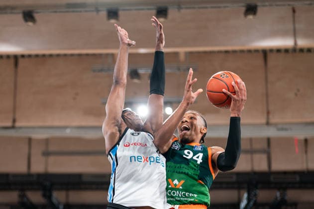 George King (Gladiators Trier, 94) beim Korbleger gegen Karl Gamble (Veolia Towers Hamburg, 27), GER, Veolia Towers Hamburg vs VET-CONCEPT Gladiators Trier, Basketball, Bundesliga, Spieltag 15, Saison 2025 2026, 22.03.2026 GER, Veolia Towers Hamburg vs VET-CONCEPT Gladiators Trier, Basketball, Bundesliga, Spieltag 15, Saison 2025 2026, 22.03.2026 Hamburg Copyright: xEibner-Pressefoto MaxxVincenx EP_MVN