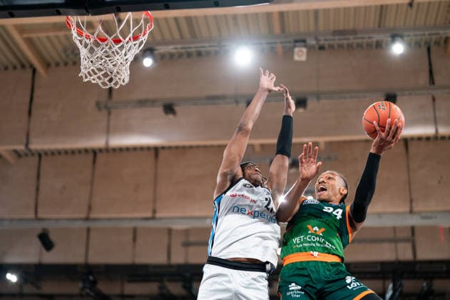 George King (Gladiators Trier, 94) beim Korbleger gegen Karl Gamble (Veolia Towers Hamburg, 27), GER, Veolia Towers Hamburg vs VET-CONCEPT Gladiators Trier, Basketball, Bundesliga, Spieltag 15, Saison 2025 2026, 22.03.2026 GER, Veolia Towers Hamburg vs VET-CONCEPT Gladiators Trier, Basketball, Bundesliga, Spieltag 15, Saison 2025 2026, 22.03.2026 Hamburg Copyright: xEibner-Pressefoto MaxxVincenx EP_MVN