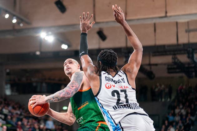 Maik Zirbes (Gladiators Trier, 33) beim Korbleger gegen Karl Gamble (Veolia Towers Hamburg, 27), GER, Veolia Towers Hamburg vs VET-CONCEPT Gladiators Trier, Basketball, Bundesliga, Spieltag 15, Saison 2025 2026, 22.03.2026 GER, Veolia Towers Hamburg vs VET-CONCEPT Gladiators Trier, Basketball, Bundesliga, Spieltag 15, Saison 2025 2026, 22.03.2026 Hamburg Copyright: xEibner-Pressefoto MaxxVincenx EP_MVN