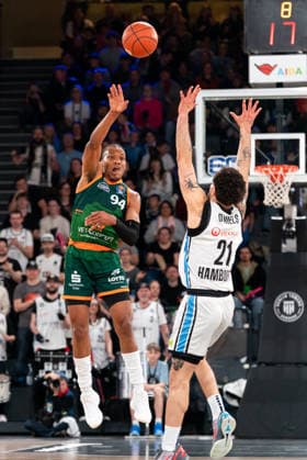 George King (Gladiators Trier, 94) Pass, Devon Daniels (Veolia Towers Hamburg, 21), GER, Veolia Towers Hamburg vs VET-CONCEPT Gladiators Trier, Basketball, Bundesliga, Spieltag 15, Saison 2025 2026, 22.03.2026 GER, Veolia Towers Hamburg vs VET-CONCEPT Gladiators Trier, Basketball, Bundesliga, Spieltag 15, Saison 2025 2026, 22.03.2026 Hamburg Copyright: xEibner-Pressefoto MaxxVincenx EP_MVN