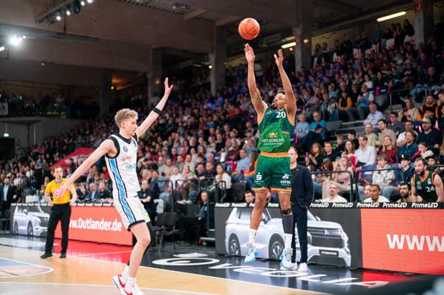Urald King (Gladiators Trier, 20) beim Wurf, Zsombor Maronka (Veolia Towers Hamburg, 05), GER, Veolia Towers Hamburg vs VET-CONCEPT Gladiators Trier, Basketball, Bundesliga, Spieltag 15, Saison 2025 2026, 22.03.2026 GER, Veolia Towers Hamburg vs VET-CONCEPT Gladiators Trier, Basketball, Bundesliga, Spieltag 15, Saison 2025 2026, 22.03.2026 Hamburg Copyright: xEibner-Pressefoto MaxxVincenx EP_MVN