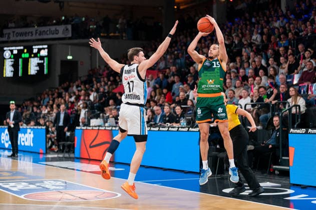 Jordan Roland (Gladiators Trier, 15) beim Wurf, Niklas Wimberg (Veolia Towers Hamburg, 17), GER, Veolia Towers Hamburg vs VET-CONCEPT Gladiators Trier, Basketball, Bundesliga, Spieltag 15, Saison 2025 2026, 22.03.2026 GER, Veolia Towers Hamburg vs VET-CONCEPT Gladiators Trier, Basketball, Bundesliga, Spieltag 15, Saison 2025 2026, 22.03.2026 Hamburg Copyright: xEibner-Pressefoto MaxxVincenx EP_MVN