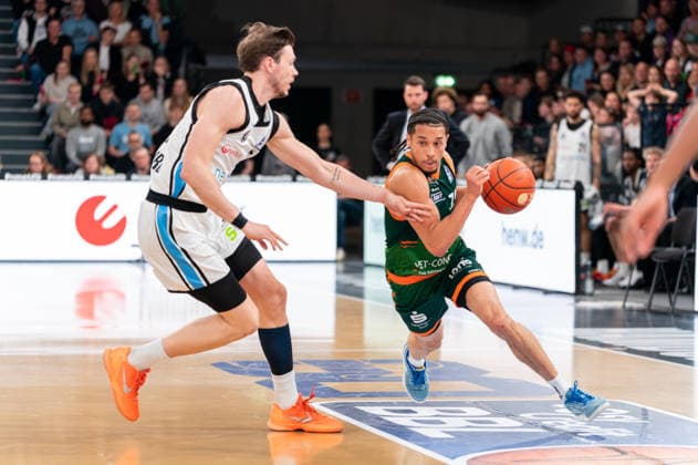 Jordan Roland (Gladiators Trier, 15) im Dribbling gegen Niklas Wimberg (Veolia Towers Hamburg, 17), GER, Veolia Towers Hamburg vs VET-CONCEPT Gladiators Trier, Basketball, Bundesliga, Spieltag 15, Saison 2025 2026, 22.03.2026 GER, Veolia Towers Hamburg vs VET-CONCEPT Gladiators Trier, Basketball, Bundesliga, Spieltag 15, Saison 2025 2026, 22.03.2026 Hamburg Copyright: xEibner-Pressefoto MaxxVincenx EP_MVN