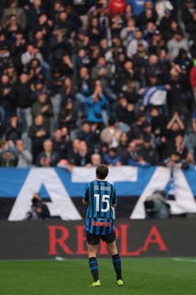Bergamo, Italy, 22nd March 2026. Marten De Roon of Atalanta applauds the fans as he leaves the field of play to be substituted after playjng his 436th match for the club to become the record appearance holder, during the Atalanta vs Hellas Verona Serie A match at Gewiss Stadium, Bergamo. Picture credit should read: Jonathan Moscrop Sportimage EDITORIAL USE ONLY. No use with unauthorised audio, video, data, fixture lists, club league logos or live services. Online in-match use limited to 120 images, no video emulation. No use in betting, games or single club league player publications. SPI_028_JM_ATALANTA_HELLAS SPI-4621-0028