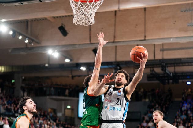 Devon Daniels (Veolia Towers Hamburg, 21) beim Korbleger gegen Nolan Adekunle (Gladiators Trier, 22), GER, Veolia Towers Hamburg vs VET-CONCEPT Gladiators Trier, Basketball, Bundesliga, Spieltag 15, Saison 2025 2026, 22.03.2026 GER, Veolia Towers Hamburg vs VET-CONCEPT Gladiators Trier, Basketball, Bundesliga, Spieltag 15, Saison 2025 2026, 22.03.2026 Hamburg Copyright: xEibner-Pressefoto MaxxVincenx EP_MVN