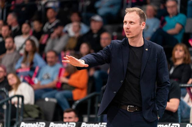 Jacques Schneider (Gladiators Trier, Trainer) beruhigt, GER, Veolia Towers Hamburg vs VET-CONCEPT Gladiators Trier, Basketball, Bundesliga, Spieltag 15, Saison 2025 2026, 22.03.2026 GER, Veolia Towers Hamburg vs VET-CONCEPT Gladiators Trier, Basketball, Bundesliga, Spieltag 15, Saison 2025 2026, 22.03.2026 Hamburg Copyright: xEibner-Pressefoto MaxxVincenx EP_MVN