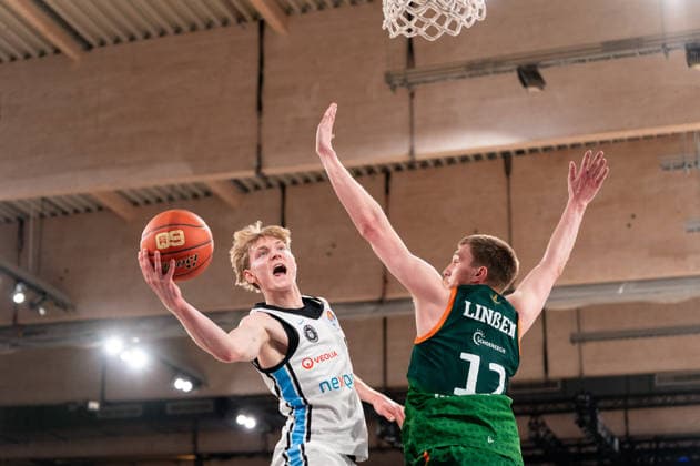 Jared Grey (Veolia Towers Hamburg, 08) beim Korbleger gegen Marten Linssen (Gladiators Trier, 12), GER, Veolia Towers Hamburg vs VET-CONCEPT Gladiators Trier, Basketball, Bundesliga, Spieltag 15, Saison 2025 2026, 22.03.2026 GER, Veolia Towers Hamburg vs VET-CONCEPT Gladiators Trier, Basketball, Bundesliga, Spieltag 15, Saison 2025 2026, 22.03.2026 Hamburg Copyright: xEibner-Pressefoto MaxxVincenx EP_MVN