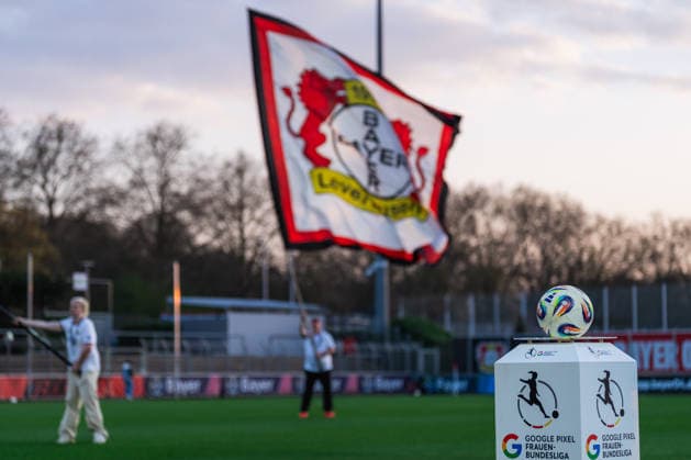 Google Pixel Frauen Liga, Fahnenschwenker Leverkusen Bayer 04 Leverkusen vs. FC Carl Zeiss Jena, Fussball, Google Pixel Frauen-Bundesliga, 21.Spieltag, Saison 2025 26, 22.03.2026, Bayer 04 Leverkusen vs. FC Carl Zeiss Jena, Fussball, Google Pixel Frauen-Bundesliga, 21.Spieltag, Saison 2025 26, 22.03.2026 Leverkusen Copyright: xEibner-Pressefoto LukasxBaldygax EP_LBA