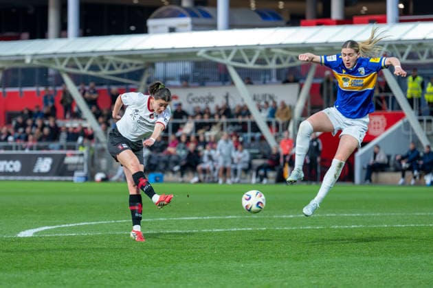 Ruby Grant (Bayer 04 Leverkusen, 22) mit Schuss auf das Tor, Steffi Schmid (FC Carl Zeiss Jena, 20) kommt angesprungen Bayer 04 Leverkusen vs. FC Carl Zeiss Jena, Fussball, Google Pixel Frauen-Bundesliga, 21.Spieltag, Saison 2025 26, 22.03.2026, Bayer 04 Leverkusen vs. FC Carl Zeiss Jena, Fussball, Google Pixel Frauen-Bundesliga, 21.Spieltag, Saison 2025 26, 22.03.2026 Leverkusen Copyright: xEibner-Pressefoto LukasxBaldygax EP_LBA