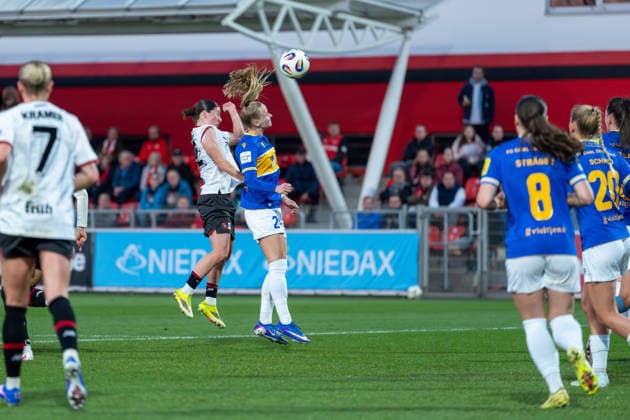 Ruby Grant (Bayer 04 Leverkusen, 22) im Kopfballduell mit Fiona Gaißer (FC Carl Zeiss Jena, 22) Bayer 04 Leverkusen vs. FC Carl Zeiss Jena, Fussball, Google Pixel Frauen-Bundesliga, 21.Spieltag, Saison 2025 26, 22.03.2026, Bayer 04 Leverkusen vs. FC Carl Zeiss Jena, Fussball, Google Pixel Frauen-Bundesliga, 21.Spieltag, Saison 2025 26, 22.03.2026 Leverkusen Copyright: xEibner-Pressefoto LukasxBaldygax EP_LBA