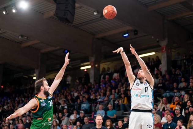 Niklas Wimberg (Veolia Towers Hamburg, 17) beim Wurf, JJ Mann (Gladiators Trier, 24), GER, Veolia Towers Hamburg vs VET-CONCEPT Gladiators Trier, Basketball, Bundesliga, Spieltag 15, Saison 2025 2026, 22.03.2026 GER, Veolia Towers Hamburg vs VET-CONCEPT Gladiators Trier, Basketball, Bundesliga, Spieltag 15, Saison 2025 2026, 22.03.2026 Hamburg Copyright: xEibner-Pressefoto MaxxVincenx EP_MVN