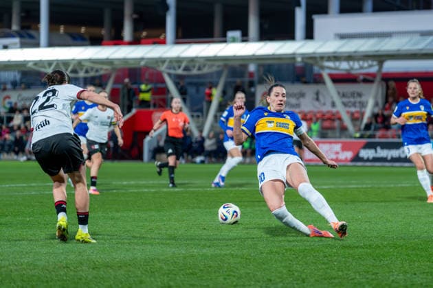 Ruby Grant (Bayer 04 Leverkusen, 22) passt, Merza Julevic (FC Carl Zeiss Jena, 10) graetscht daneben Bayer 04 Leverkusen vs. FC Carl Zeiss Jena, Fussball, Google Pixel Frauen-Bundesliga, 21.Spieltag, Saison 2025 26, 22.03.2026, Bayer 04 Leverkusen vs. FC Carl Zeiss Jena, Fussball, Google Pixel Frauen-Bundesliga, 21.Spieltag, Saison 2025 26, 22.03.2026 Leverkusen Copyright: xEibner-Pressefoto LukasxBaldygax EP_LBA