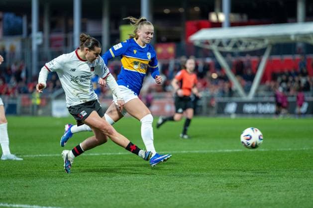 Carlotta Wamser (Bayer 04 Leverkusen, 37) mit Torschuss, Steffi Schmid (FC Carl Zeiss Jena, 20) Bayer 04 Leverkusen vs. FC Carl Zeiss Jena, Fussball, Google Pixel Frauen-Bundesliga, 21.Spieltag, Saison 2025 26, 22.03.2026, Bayer 04 Leverkusen vs. FC Carl Zeiss Jena, Fussball, Google Pixel Frauen-Bundesliga, 21.Spieltag, Saison 2025 26, 22.03.2026 Leverkusen Copyright: xEibner-Pressefoto LukasxBaldygax EP_LBA