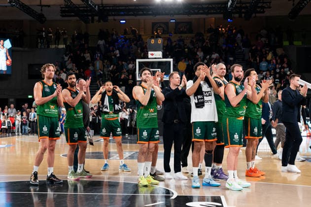 Trier enttaeuscht Enttaeuschung nach Niederlage, Marco Hollersbacher (Gladiators Trier, 09), Behnam Yakhchali Dehkordi (Gladiators Trier, 08), Clay Guillozet (Gladiators Trier, 04), Urald King (Gladiators Trier, 20), Maik Zirbes (Gladiators Trier, 33), JJ Mann (Gladiators Trier, 24), GER, Veolia Towers Hamburg vs VET-CONCEPT Gladiators Trier, Basketball, Bundesliga, Spieltag 15, Saison 2025 2026, 22.03.2026 GER, Veolia Towers Hamburg vs VET-CONCEPT Gladiators Trier, Basketball, Bundesliga, Spieltag 15, Saison 2025 2026, 22.03.2026 Hamburg Copyright: xEibner-Pressefoto MaxxVincenx EP_MVN