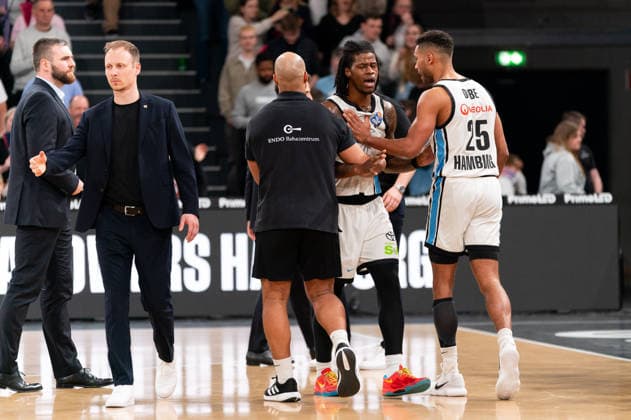 Leonard Thorpe Jr. (Veolia Towers Hamburg, 02) muss von Kenneth Ogbe (Veolia Towers Hamburg, 25) beruhigt werden, GER, Veolia Towers Hamburg vs VET-CONCEPT Gladiators Trier, Basketball, Bundesliga, Spieltag 15, Saison 2025 2026, 22.03.2026 GER, Veolia Towers Hamburg vs VET-CONCEPT Gladiators Trier, Basketball, Bundesliga, Spieltag 15, Saison 2025 2026, 22.03.2026 Hamburg Copyright: xEibner-Pressefoto MaxxVincenx EP_MVN