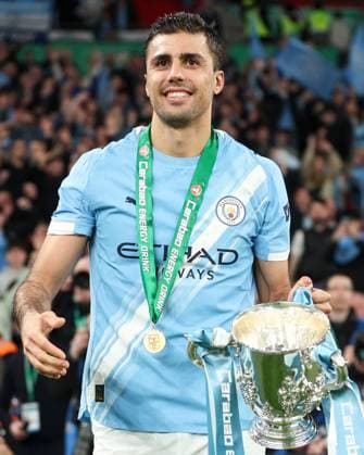 Rodri of Manchester City holds the 2026 Carabao Cup trophy in front of the fans Arsenal v Manchester City, EFL Carabao Cup, Final, Football, Wembley Stadium, London, UK - 22 Mar 2026London Wembley Stadium United Kingdom EDITORIAL USE ONLY No use with unauthorised audio, video, data, fixture lists, club league logos or live services. Online in-match use limited to 120 images, no video emulation. No use in betting, games or single club league player publications. Copyright: xKieranxMcManus Shutterstockx 16783332mo