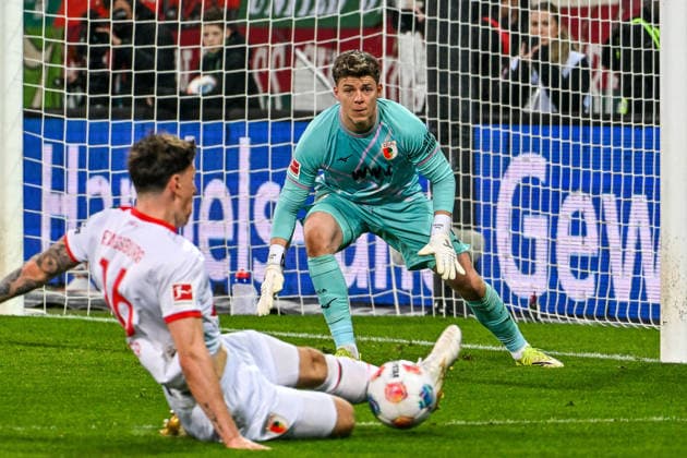 GER, 1. FBL, FC Augsburg vs VfB Stuttgart 22.03.2026, WWK-Arena, Augsburg, GER, 1. FBL, FC Augsburg vs VfB Stuttgart, im Bild Rettungsaktion von Cedric Zesiger (FC Augsburg, 16) vor dem Tor von Finn Dahmen (FC Augsburg, 1)