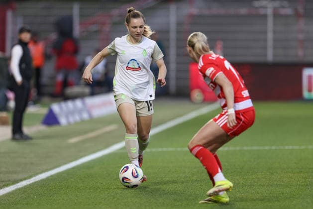 Michelle Weiß (SV Werder Bremen, 15) am Ball, Einzelbild, Ganzkörper, Aktion, Action, Spielszene, DIE DFB-RICHTLINIEN UNTERSAGEN JEGLICHE NUTZUNG VON FOTOS ALS SEQUENZBILDER UND ODER VIDEOÄHNLICHE FOTOSTRECKEN. DFB REGULATIONS PROHIBIT ANY USE OF PHOTOGRAPHS AS IMAGE SEQUENCES AND OR QUASI-VIDEO., 23.03.2026, Berlin (Deutschland), Fussball, Google Pixel Frauen-Bundesliga, 1. FC Union Berlin - SV Werder Bremen
