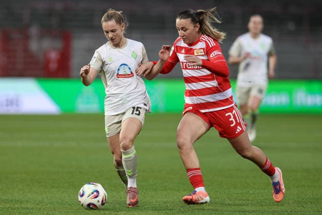 v.li.: Michelle Weiß (SV Werder Bremen, 15) und Tanja Pawollek (1. FC Union Berlin, 31) im Zweikampf, Duell, Dynamik, Aktion, Action, Spielszene, DIE DFB-RICHTLINIEN UNTERSAGEN JEGLICHE NUTZUNG VON FOTOS ALS SEQUENZBILDER UND ODER VIDEOÄHNLICHE FOTOSTRECKEN. DFB REGULATIONS PROHIBIT ANY USE OF PHOTOGRAPHS AS IMAGE SEQUENCES AND OR QUASI-VIDEO., 23.03.2026, Berlin (Deutschland), Fussball, Google Pixel Frauen-Bundesliga, 1. FC Union Berlin - SV Werder Bremen