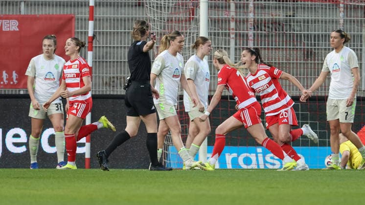 v.li.: Torschützin Lia Kamber (1. FC Union Berlin, 41), Judith Steinert (1. FC Union Berlin, 17) undu26 mit Torjubel, Jubel, jubeln, jubelt, optimistisch, Spielszene, Highlight, Freude über das Tor zum 1:0, DIE DFB-RICHTLINIEN UNTERSAGEN JEGLICHE NUTZUNG VON FOTOS ALS SEQUENZBILDER UND ODER VIDEOÄHNLICHE FOTOSTRECKEN. DFB REGULATIONS PROHIBIT ANY USE OF PHOTOGRAPHS AS IMAGE SEQUENCES AND OR QUASI-VIDEO., 23.03.2026, Berlin (Deutschland), Fussball, Google Pixel Frauen-Bundesliga, 1. FC Union Berlin - SV Werder Bremen