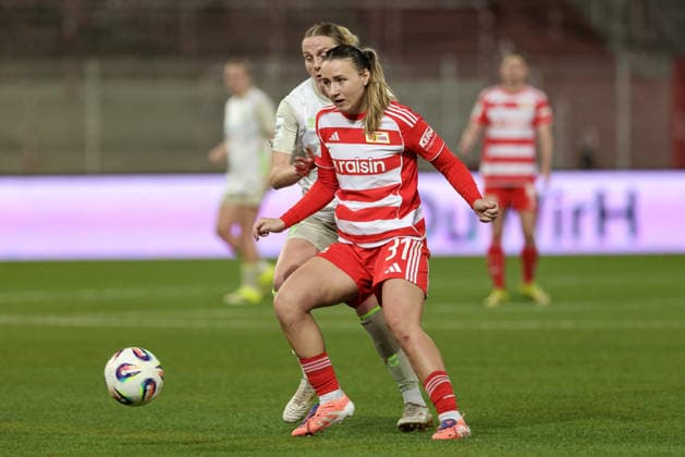 v.li.: Lina Hausicke (SV Werder Bremen, 18) und Tanja Pawollek (1. FC Union Berlin, 31) im Zweikampf, Duell, Dynamik, Aktion, Action, Spielszene, DIE DFB-RICHTLINIEN UNTERSAGEN JEGLICHE NUTZUNG VON FOTOS ALS SEQUENZBILDER UND ODER VIDEOÄHNLICHE FOTOSTRECKEN. DFB REGULATIONS PROHIBIT ANY USE OF PHOTOGRAPHS AS IMAGE SEQUENCES AND OR QUASI-VIDEO., 23.03.2026, Berlin (Deutschland), Fussball, Google Pixel Frauen-Bundesliga, 1. FC Union Berlin - SV Werder Bremen