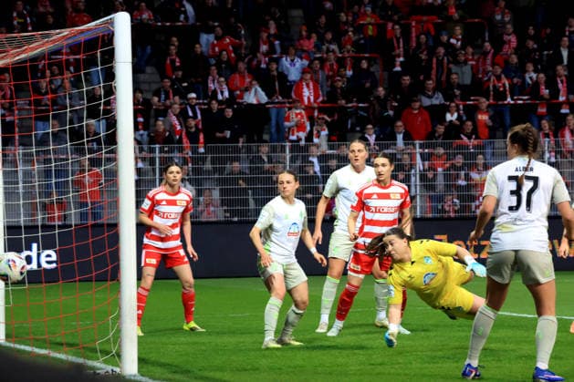 DEU, 2.BL, Frauen, 1.FC Union vs. Werder Bremen, 23.03.2026, Stadion Alte Foersterei, Berlin, DEU, 2.BL, Frauen, 1.FC Union vs. Werder Bremen, im Bild: 1:0 durch Hannah Euerlings (1.FC Union Berlin 14), Mariella El Sherif (Werder Bremen 39) DFL - regulations prohibit any use of Photographs as image sequences and or quasi-video