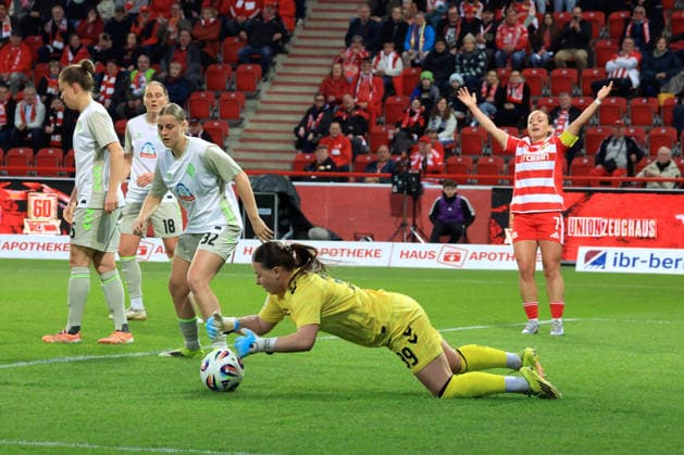 DEU, 2.BL, Frauen, 1.FC Union vs. Werder Bremen, 23.03.2026, Stadion Alte Foersterei, Berlin, DEU, 2.BL, Frauen, 1.FC Union vs. Werder Bremen, im Bild:Lisa Heiseler (1.FC Union Berlin 7), Mariella El Sherif (Werder Bremen 39), Sarah Gutmann (Werder Bremen 32) DFL - regulations prohibit any use of Photographs as image sequences and or quasi-video
