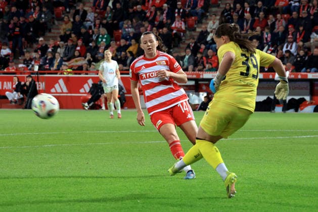 DEU, 2.BL, Frauen, 1.FC Union vs. Werder Bremen, 23.03.2026, Stadion Alte Foersterei, Berlin, DEU, 2.BL, Frauen, 1.FC Union vs. Werder Bremen, im Bild:Hannah Euerlings (1.FC Union Berlin 14), Mariella El Sherif (Werder Bremen 39) DFL - regulations prohibit any use of Photographs as image sequences and or quasi-video