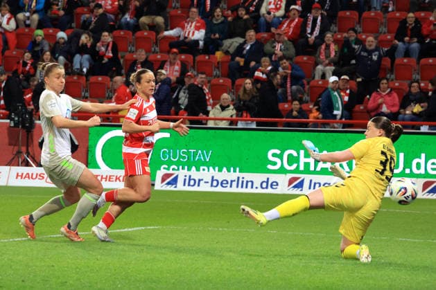 DEU, 2.BL, Frauen, 1.FC Union vs. Werder Bremen, 23.03.2026, Stadion Alte Foersterei, Berlin, DEU, 2.BL, Frauen, 1.FC Union vs. Werder Bremen, im Bild: 3:0 durch Lisa Heiseler (1.FC Union Berlin 7), Mariella El Sherif (Werder Bremen 39), Michelle Ulbrich (Werder Bremen 5) DFL - regulations prohibit any use of Photographs as image sequences and or quasi-video