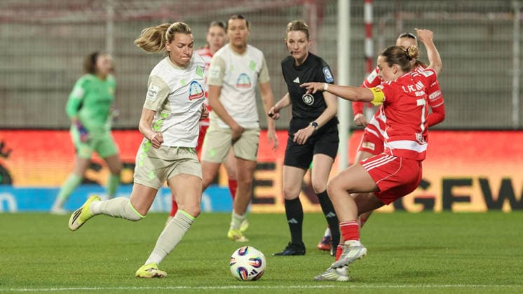 v.li.: Medina Desic (SV Werder Bremen, 9) und Lisa Heiseler (1. FC Union Berlin, 7) im Zweikampf, Duell, Dynamik, Aktion, Action, Spielszene, DIE DFB-RICHTLINIEN UNTERSAGEN JEGLICHE NUTZUNG VON FOTOS ALS SEQUENZBILDER UND ODER VIDEOÄHNLICHE FOTOSTRECKEN. DFB REGULATIONS PROHIBIT ANY USE OF PHOTOGRAPHS AS IMAGE SEQUENCES AND OR QUASI-VIDEO., 23.03.2026, Berlin (Deutschland), Fussball, Google Pixel Frauen-Bundesliga, 1. FC Union Berlin - SV Werder Bremen