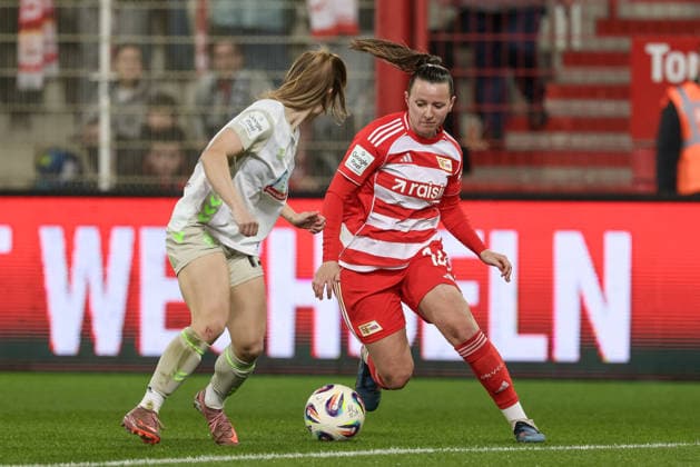 v.li.: Michelle Weiß (SV Werder Bremen, 15) und Hannah Eurlings (1. FC Union Berlin, 14) im Zweikampf, Duell, Dynamik, Aktion, Action, Spielszene, DIE DFB-RICHTLINIEN UNTERSAGEN JEGLICHE NUTZUNG VON FOTOS ALS SEQUENZBILDER UND ODER VIDEOÄHNLICHE FOTOSTRECKEN. DFB REGULATIONS PROHIBIT ANY USE OF PHOTOGRAPHS AS IMAGE SEQUENCES AND OR QUASI-VIDEO., 23.03.2026, Berlin (Deutschland), Fussball, Google Pixel Frauen-Bundesliga, 1. FC Union Berlin - SV Werder Bremen