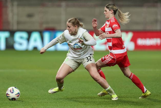 v.li.: Sarah Gutmann (SV Werder Bremen, 32) und Eileen Campbell (1. FC Union Berlin, 10) im Zweikampf, Duell, Dynamik, Aktion, Action, Spielszene, DIE DFB-RICHTLINIEN UNTERSAGEN JEGLICHE NUTZUNG VON FOTOS ALS SEQUENZBILDER UND ODER VIDEOÄHNLICHE FOTOSTRECKEN. DFB REGULATIONS PROHIBIT ANY USE OF PHOTOGRAPHS AS IMAGE SEQUENCES AND OR QUASI-VIDEO., 23.03.2026, Berlin (Deutschland), Fussball, Google Pixel Frauen-Bundesliga, 1. FC Union Berlin - SV Werder Bremen