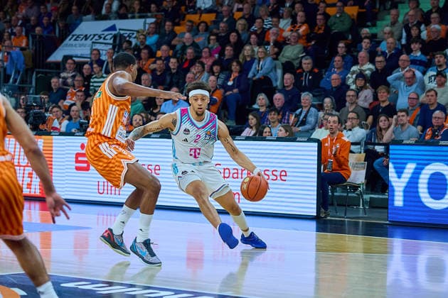 Justin Simon (ratiopharm ulm, 15), Alijah Comithier (Telecom Baskets Bonn, 02) GER, ratiopharm ulm vs. Telekom Baskets Bonn, Basketball, 25. Spieltag, EasyCredit BBL, Spielzeit 2025 2026, 23.03.2026 GER, ratiopharm ulm vs. Telekom Baskets Bonn, Basketball, 25. Spieltag, EasyCredit BBL, Spielzeit 2025 2026, 23.03.2026 Neu-Ulm Copyright: xEibner-Pressefoto GeraldxOelze-dexStoppanyx EP_ODS