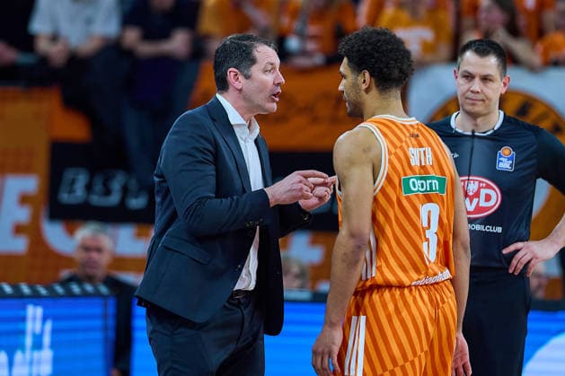 Ty Harrelson (ratiopharm ulm, Head Coach) und Mark Smith (ratiopharm ulm, 13) GER, ratiopharm ulm vs. Telekom Baskets Bonn, Basketball, 25. Spieltag, EasyCredit BBL, Spielzeit 2025 2026, 23.03.2026 GER, ratiopharm ulm vs. Telekom Baskets Bonn, Basketball, 25. Spieltag, EasyCredit BBL, Spielzeit 2025 2026, 23.03.2026 Neu-Ulm Copyright: xEibner-Pressefoto GeraldxOelze-dexStoppanyx EP_ODS