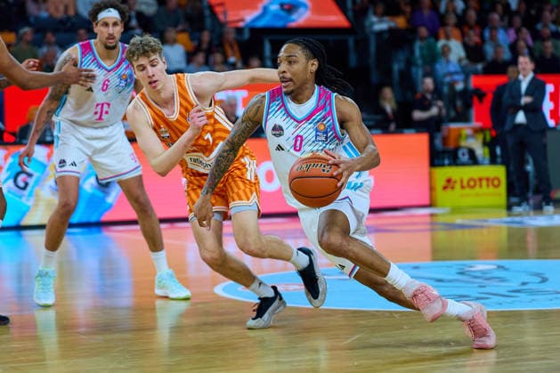 Michael Kessens (Telecom Baskets Bonn, 06), Zweikampf Tobias Jensen (ratiopharm ulm, 07), Jalen Finch (Telecom Baskets Bonn, 00) GER, ratiopharm ulm vs. Telekom Baskets Bonn, Basketball, 25. Spieltag, EasyCredit BBL, Spielzeit 2025 2026, 23.03.2026 GER, ratiopharm ulm vs. Telekom Baskets Bonn, Basketball, 25. Spieltag, EasyCredit BBL, Spielzeit 2025 2026, 23.03.2026 Neu-Ulm Copyright: xEibner-Pressefoto GeraldxOelze-dexStoppanyx EP_ODS
