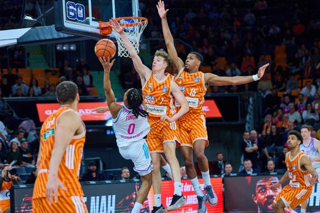 Block von Tobias Jensen (ratiopharm ulm, 07) und Justin Simon (ratiopharm ulm, 15) gegen Jalen Finch (Telecom Baskets Bonn, 00) GER, ratiopharm ulm vs. Telekom Baskets Bonn, Basketball, 25. Spieltag, EasyCredit BBL, Spielzeit 2025 2026, 23.03.2026 GER, ratiopharm ulm vs. Telekom Baskets Bonn, Basketball, 25. Spieltag, EasyCredit BBL, Spielzeit 2025 2026, 23.03.2026 Neu-Ulm Copyright: xEibner-Pressefoto GeraldxOelze-dexStoppanyx EP_ODS