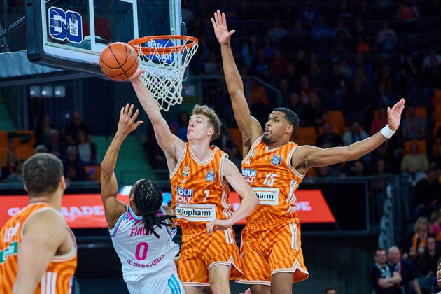 Block von Tobias Jensen (ratiopharm ulm, 07) und Justin Simon (ratiopharm ulm, 15) gegen Jalen Finch (Telecom Baskets Bonn, 00) GER, ratiopharm ulm vs. Telekom Baskets Bonn, Basketball, 25. Spieltag, EasyCredit BBL, Spielzeit 2025 2026, 23.03.2026 GER, ratiopharm ulm vs. Telekom Baskets Bonn, Basketball, 25. Spieltag, EasyCredit BBL, Spielzeit 2025 2026, 23.03.2026 Neu-Ulm Copyright: xEibner-Pressefoto GeraldxOelze-dexStoppanyx EP_ODS