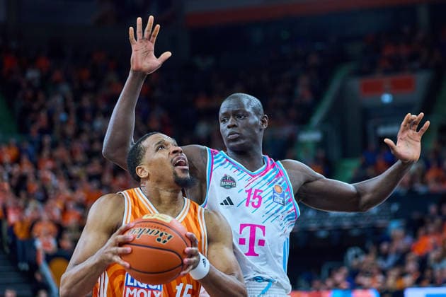 Zweikampf, Duell Justin Simon (ratiopharm ulm, 15) und Kur Jongkuch (Telecom Baskets Bonn, 15) GER, ratiopharm ulm vs. Telekom Baskets Bonn, Basketball, 25. Spieltag, EasyCredit BBL, Spielzeit 2025 2026, 23.03.2026 GER, ratiopharm ulm vs. Telekom Baskets Bonn, Basketball, 25. Spieltag, EasyCredit BBL, Spielzeit 2025 2026, 23.03.2026 Neu-Ulm Copyright: xEibner-Pressefoto GeraldxOelze-dexStoppanyx EP_ODS