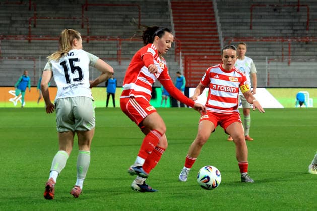 DEU, 1.BL, Frauen, 1.FC Union vs. Werder Bremen, 23.03.2026, Stadion Alte Foersterei, Berlin, DEU, 1.BL, Frauen, 1.FC Union vs. Werder Bremen, im Bild: Hannah Euerlings (1.FC Union Berlin 14), Lisa Heiseler (1.FC Union Berlin 7), Michelle Weiss (Werder Bremen 15) DFL - regulations prohibit any use of Photographs as image sequences and or quasi-video
