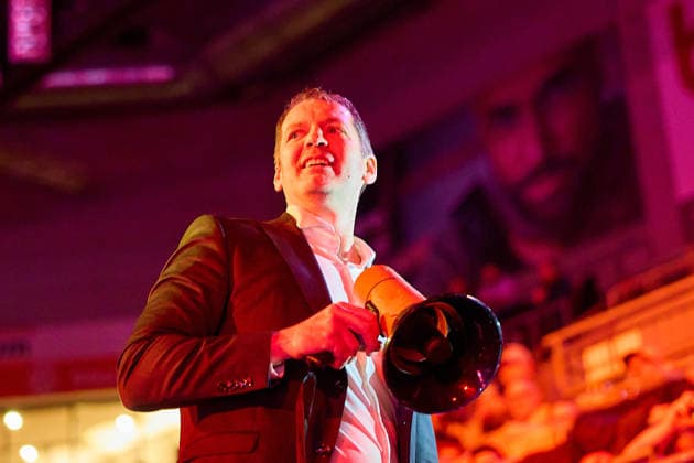 Ty Harrelson (ratiopharm ulm, Head Coach) feiert mit den Fans GER, ratiopharm ulm vs. Telekom Baskets Bonn, Basketball, 25. Spieltag, EasyCredit BBL, Spielzeit 2025 2026, 23.03.2026 GER, ratiopharm ulm vs. Telekom Baskets Bonn, Basketball, 25. Spieltag, EasyCredit BBL, Spielzeit 2025 2026, 23.03.2026 Neu-Ulm Copyright: xEibner-Pressefoto GeraldxOelze-dexStoppanyx EP_ODS