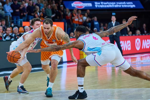 Grayson Murphy (Telecom Baskets Bonn, 07), Christopher Ledlum (ratiopharm ulm, 04), Jeff Garret Jr. (Telecom Baskets Bonn, 04) GER, ratiopharm ulm vs. Telekom Baskets Bonn, Basketball, 25. Spieltag, EasyCredit BBL, Spielzeit 2025 2026, 23.03.2026 GER, ratiopharm ulm vs. Telekom Baskets Bonn, Basketball, 25. Spieltag, EasyCredit BBL, Spielzeit 2025 2026, 23.03.2026 Neu-Ulm Copyright: xEibner-Pressefoto GeraldxOelze-dexStoppanyx EP_ODS