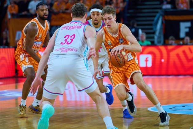Malik Osborne (ratiopharm ulm, 10), Patrick Heckmann (Telecom Baskets Bonn, 33), Alijah Comithier (Telecom Baskets Bonn, 02), Tobias Jensen (ratiopharm ulm, 07) GER, ratiopharm ulm vs. Telekom Baskets Bonn, Basketball, 25. Spieltag, EasyCredit BBL, Spielzeit 2025 2026, 23.03.2026 GER, ratiopharm ulm vs. Telekom Baskets Bonn, Basketball, 25. Spieltag, EasyCredit BBL, Spielzeit 2025 2026, 23.03.2026 Neu-Ulm Copyright: xEibner-Pressefoto GeraldxOelze-dexStoppanyx EP_ODS
