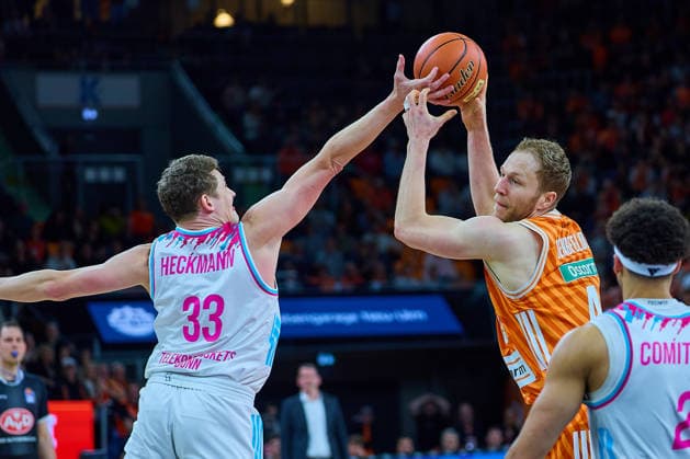 Steel Patrick Heckmann (Telecom Baskets Bonn, 33) gegen Christian Sengfelder (ratiopharm ulm, 43) GER, ratiopharm ulm vs. Telekom Baskets Bonn, Basketball, 25. Spieltag, EasyCredit BBL, Spielzeit 2025 2026, 23.03.2026 GER, ratiopharm ulm vs. Telekom Baskets Bonn, Basketball, 25. Spieltag, EasyCredit BBL, Spielzeit 2025 2026, 23.03.2026 Neu-Ulm Copyright: xEibner-Pressefoto GeraldxOelze-dexStoppanyx EP_ODS