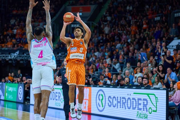 Blockversuch von Jeff Garret Jr. (Telecom Baskets Bonn, 04) gegen 3er-Wurf von Mark Smith (ratiopharm ulm, 13) GER, ratiopharm ulm vs. Telekom Baskets Bonn, Basketball, 25. Spieltag, EasyCredit BBL, Spielzeit 2025 2026, 23.03.2026 GER, ratiopharm ulm vs. Telekom Baskets Bonn, Basketball, 25. Spieltag, EasyCredit BBL, Spielzeit 2025 2026, 23.03.2026 Neu-Ulm Copyright: xEibner-Pressefoto GeraldxOelze-dexStoppanyx EP_ODS