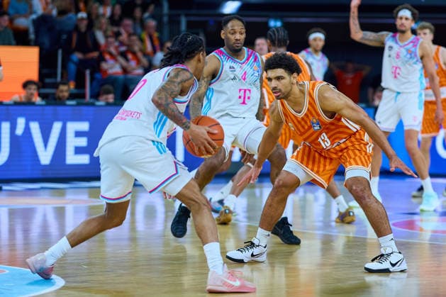 Defence Mark Smith (ratiopharm ulm, 13) gegen Jalen Finch (Telecom Baskets Bonn, 00), hinten Jeff Garret Jr. (Telecom Baskets Bonn, 04) und Michael Kessens (Telecom Baskets Bonn, 06) GER, ratiopharm ulm vs. Telekom Baskets Bonn, Basketball, 25. Spieltag, EasyCredit BBL, Spielzeit 2025 2026, 23.03.2026 GER, ratiopharm ulm vs. Telekom Baskets Bonn, Basketball, 25. Spieltag, EasyCredit BBL, Spielzeit 2025 2026, 23.03.2026 Neu-Ulm Copyright: xEibner-Pressefoto GeraldxOelze-dexStoppanyx EP_ODS