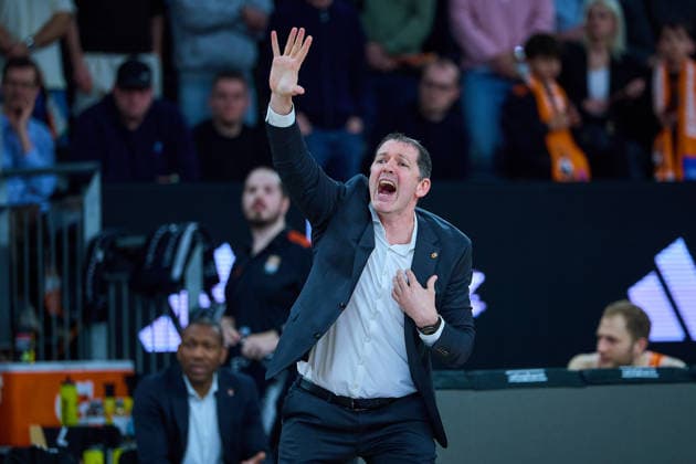 Ty Harrelson (ratiopharm ulm, Head Coach) sagt an, ruft GER, ratiopharm ulm vs. Telekom Baskets Bonn, Basketball, 25. Spieltag, EasyCredit BBL, Spielzeit 2025 2026, 23.03.2026 GER, ratiopharm ulm vs. Telekom Baskets Bonn, Basketball, 25. Spieltag, EasyCredit BBL, Spielzeit 2025 2026, 23.03.2026 Neu-Ulm Copyright: xEibner-Pressefoto GeraldxOelze-dexStoppanyx EP_ODS