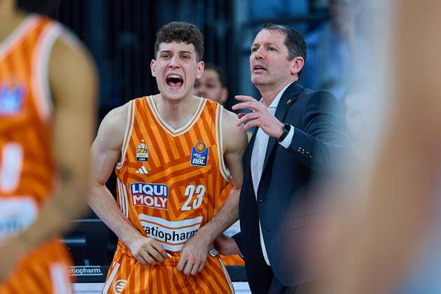 Diego Garavaglia (ratiopharm ulm, 23) und Ty Harrelson (ratiopharm ulm, Head Coach) GER, ratiopharm ulm vs. Telekom Baskets Bonn, Basketball, 25. Spieltag, EasyCredit BBL, Spielzeit 2025 2026, 23.03.2026 GER, ratiopharm ulm vs. Telekom Baskets Bonn, Basketball, 25. Spieltag, EasyCredit BBL, Spielzeit 2025 2026, 23.03.2026 Neu-Ulm Copyright: xEibner-Pressefoto GeraldxOelze-dexStoppanyx EP_ODS