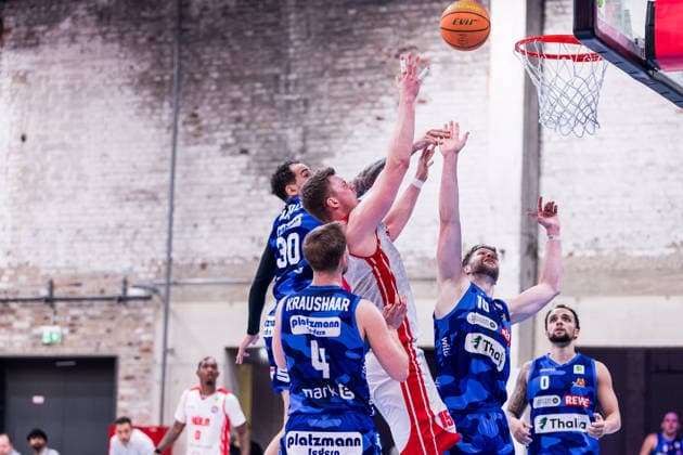 Barmer 2. Basketball Bundesliga ProA: RheinStars Köln vs Phoenix Hagen, 23.03.2026 Björn Rohwer (RheinStars Köln, 15) im Wurf umringt von der Hagener Defense Jeffrey Carroll (Phoenix Hagen, 30), Bjarne Kraushaar (Phoenix Hagen, 4), Fabian Bleck (Phoenix Hagen, 10) und Marcus Henri Graves (Phoenix Hagen, 0) Barmer 2. Basketball Bundesliga ProA: RheinStars Köln vs Phoenix Hagen, Köln, Motorworld am 23.03.2026 Copyright: xBEAUTIFULxSPORTS Wunderlx