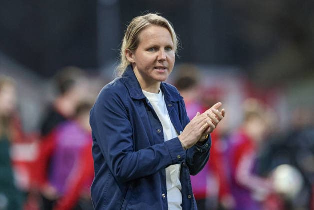 Friederike Kromp (Fritzy Kromp, Trainerin, Cheftrainerin, SV Werder Bremen) klatscht in die Hände, applaudiert, Applaus, motiviert, feuert an, Motivation, Portrait, Nahaufnahme, Einzelfoto, Einzelbild, DIE DFB-RICHTLINIEN UNTERSAGEN JEGLICHE NUTZUNG VON FOTOS ALS SEQUENZBILDER UND ODER VIDEOÄHNLICHE FOTOSTRECKEN. DFB REGULATIONS PROHIBIT ANY USE OF PHOTOGRAPHS AS IMAGE SEQUENCES AND OR QUASI-VIDEO., 23.03.2026, Berlin (Deutschland), Fussball, Google Pixel Frauen-Bundesliga, 1. FC Union Berlin - SV Werder Bremen